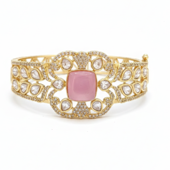 Gold bracelet with a pink central stone 