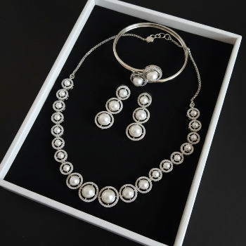 Pearl_necklace_earrings_and_bracelet_seti