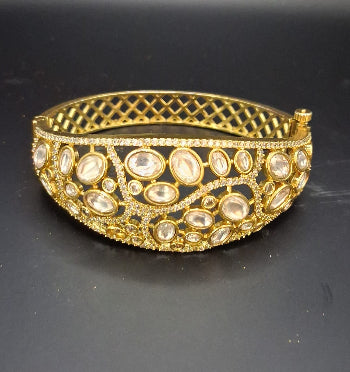 Gold bracelet with gemstones 